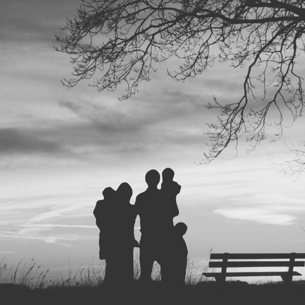 Imagem de uma família reunida olhando para o horizonte.